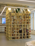 847865 Afbeelding van het 'Boekenhuis' (Speelhuis) op de kinderafdeling van Bibliotheek Neude (Neude 11) te Utrecht, ...